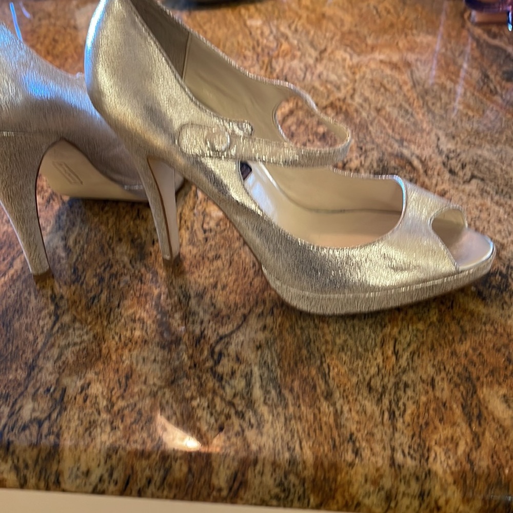 Steven by Steve Madden silver leather, peep-toe platform heels with strap Size 8